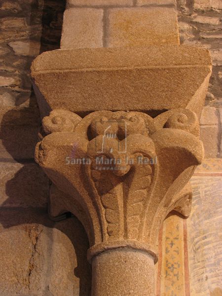 Capitel de la columna meridional del arco fajón del presbiterio