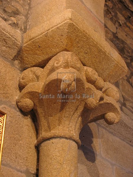 Capitel de la columna septentrional del arco fajón del presbiterio