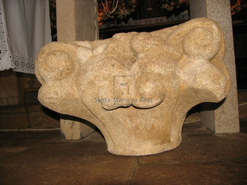 Capitel conservado en el interior