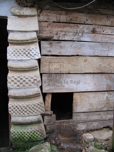 Dovelas de un arco románico en Liñares