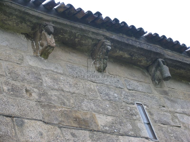 Canecillos de la fachada meridional