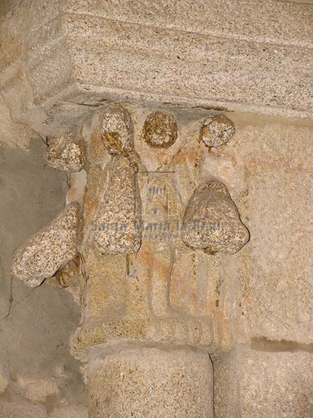 Capitel de la ventana del ábside