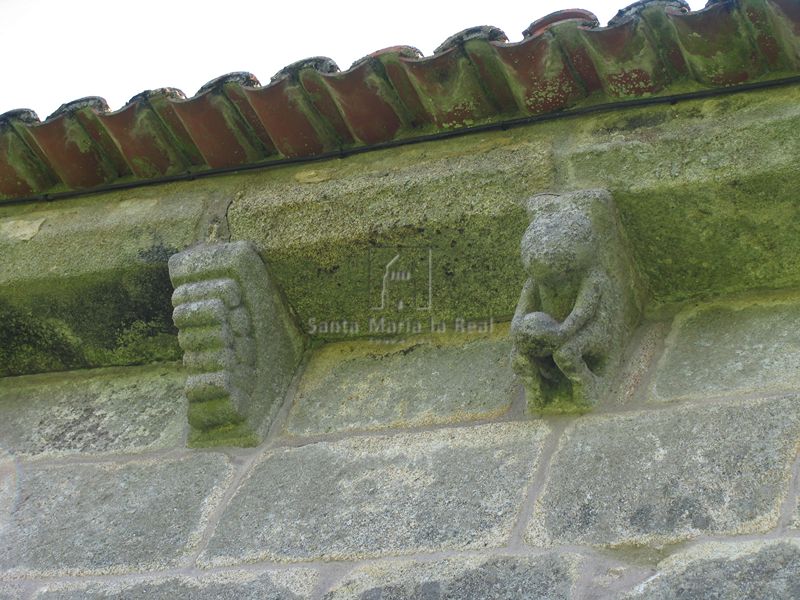 Canecillos del alero del muro septentrional