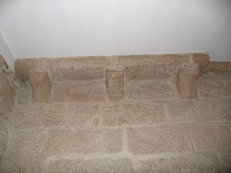 Canecillos del muro norte vistos desde la sacristía