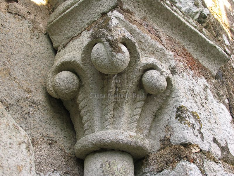 Capitel derecho de la ventana del ábside