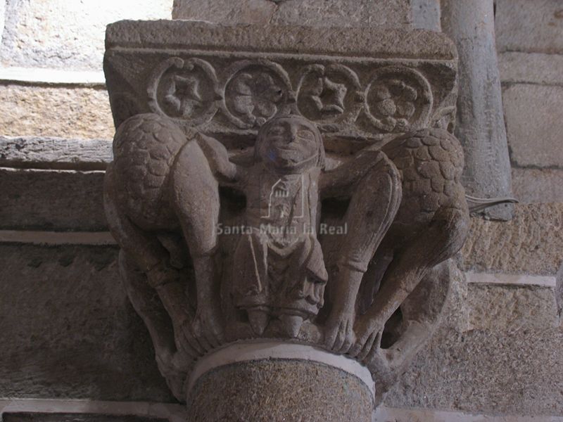 Capitel derecho del arco triunfal representando el vuelo de Alejandro