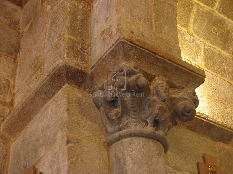 Capitel del lado izquierdo del arco triunfal