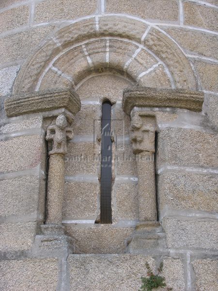 Ventana del ábside meridional desde el exterior