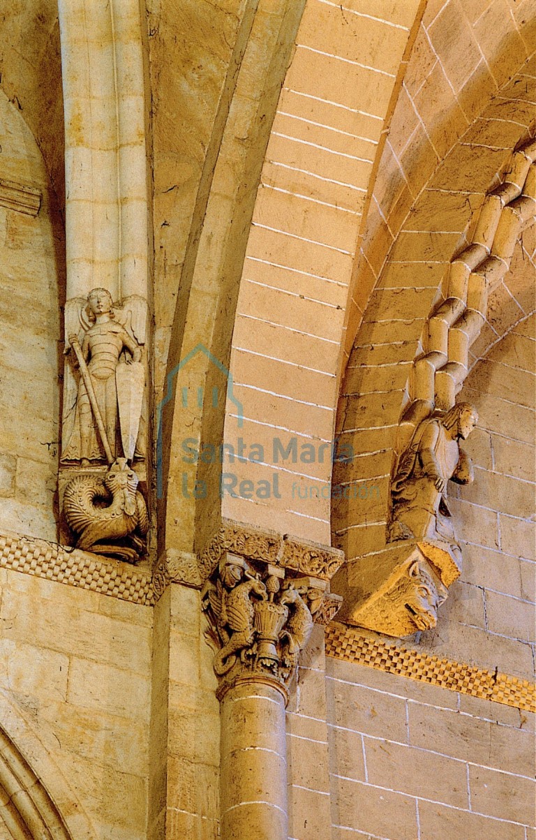 Capitel y estatuas-nervio Capitel y estatuas-nervio