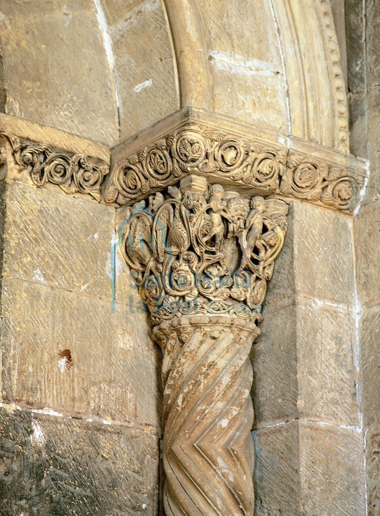 Capitel de la portada del claustro