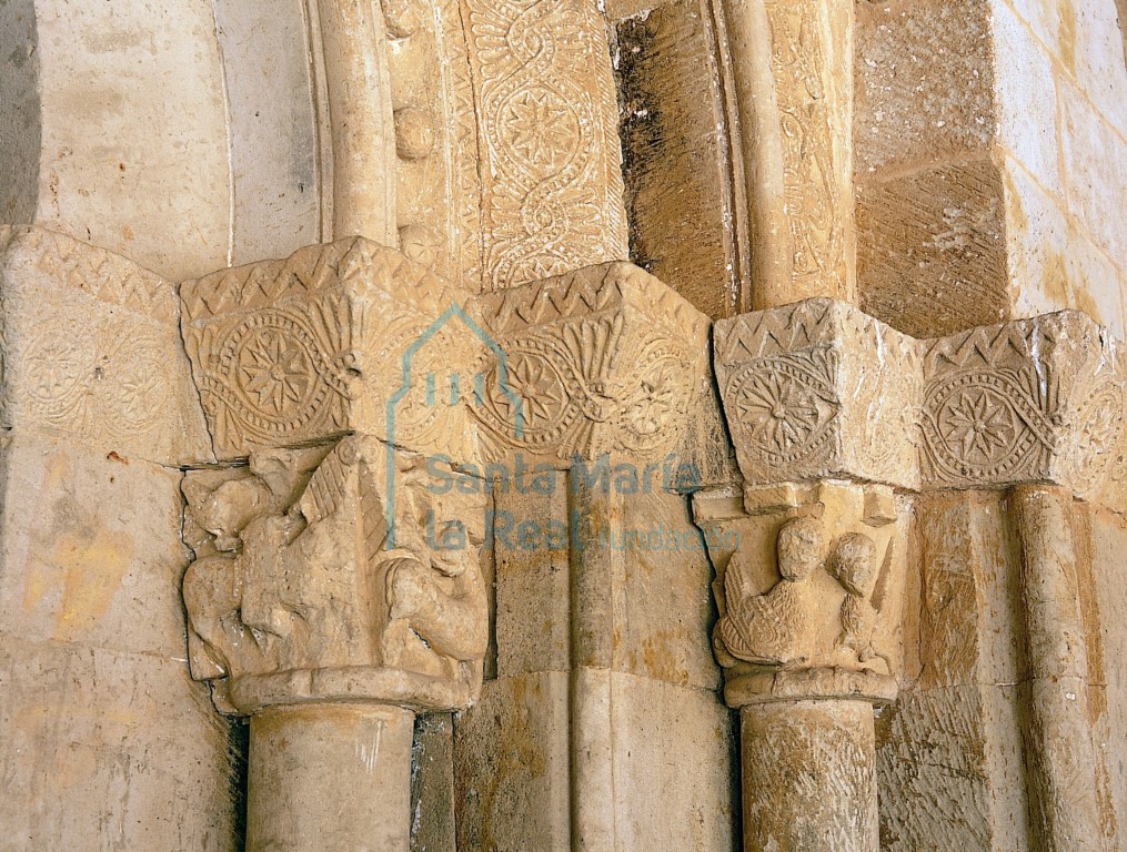 Capiteles del lado derecho de la portada sur Capiteles del lado derecho de la portada sur