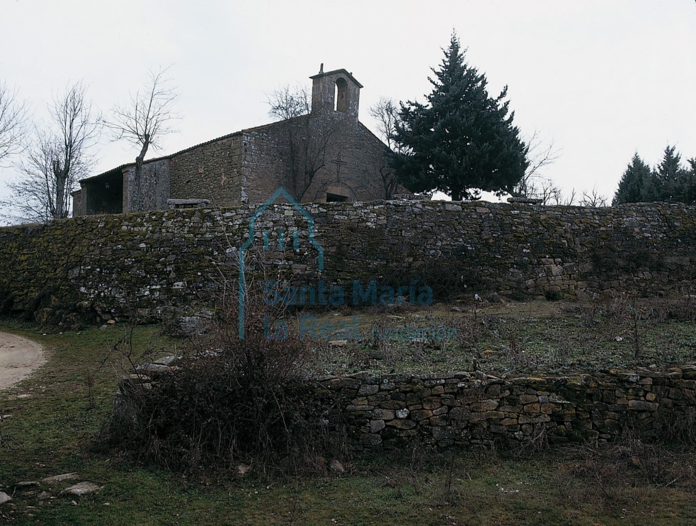 Vista general de la ermita, precedida por la muralla del castro de la Edad del Hierro