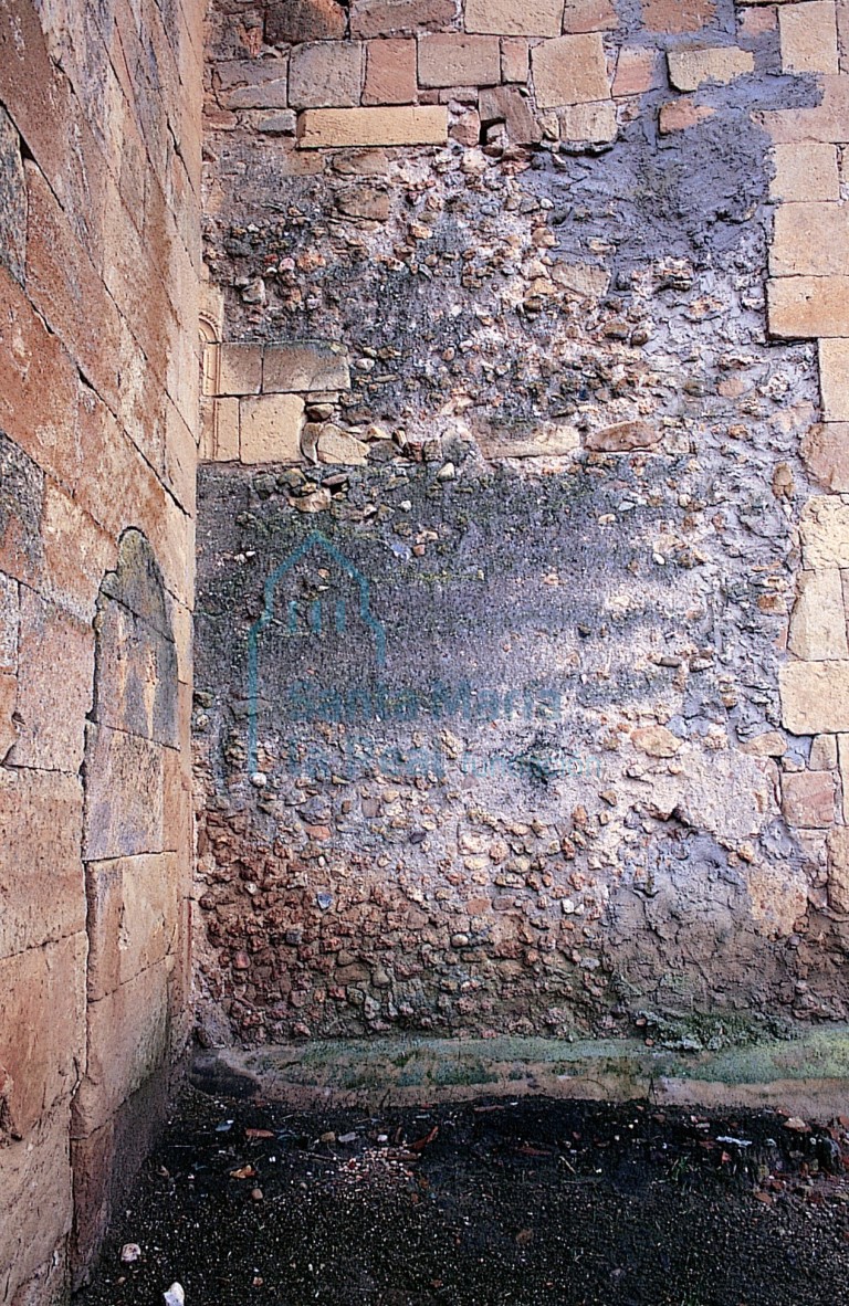 Paramento románico de cal y canto en el muro norte