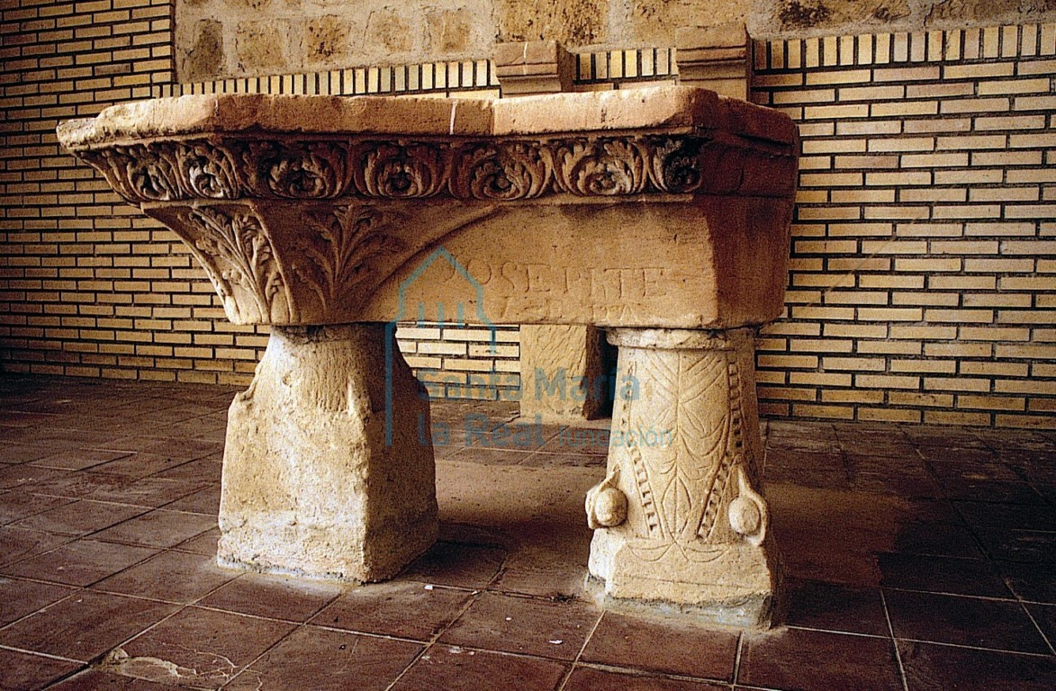 Mesa de altar sobre capiteles reutilizados