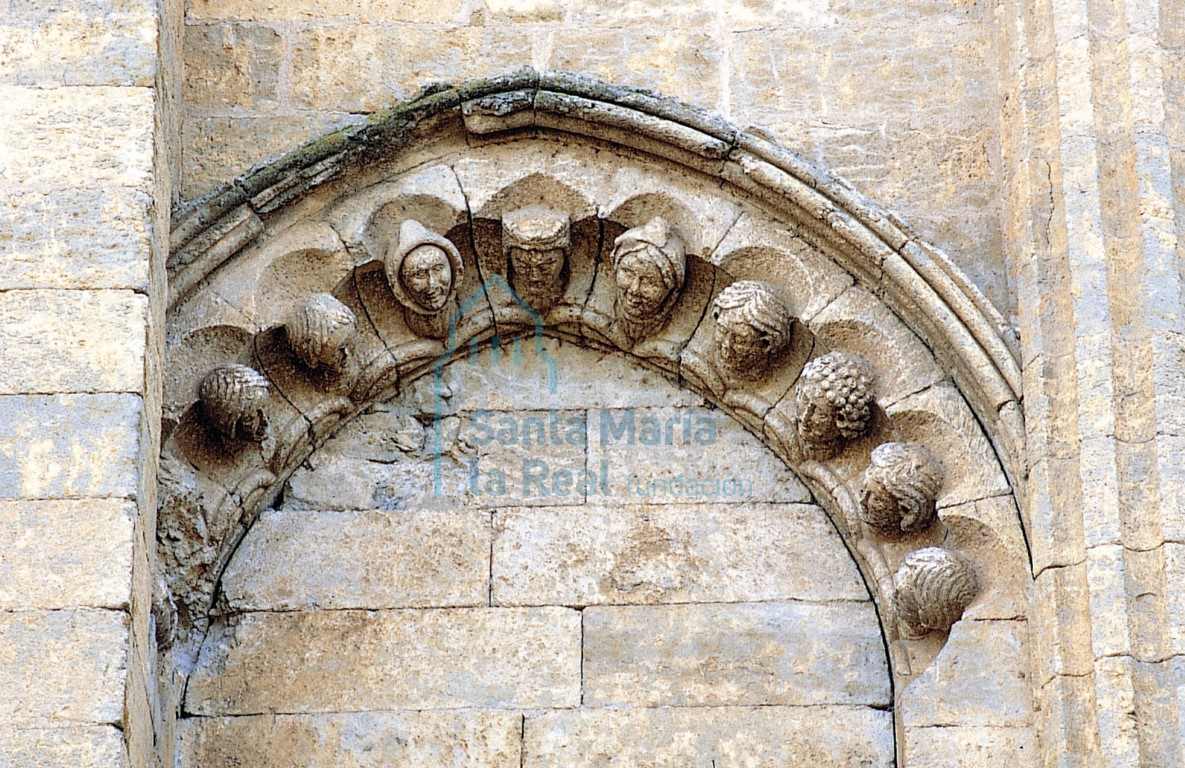 Detalle decorativo de la Puerta de Amayuelas