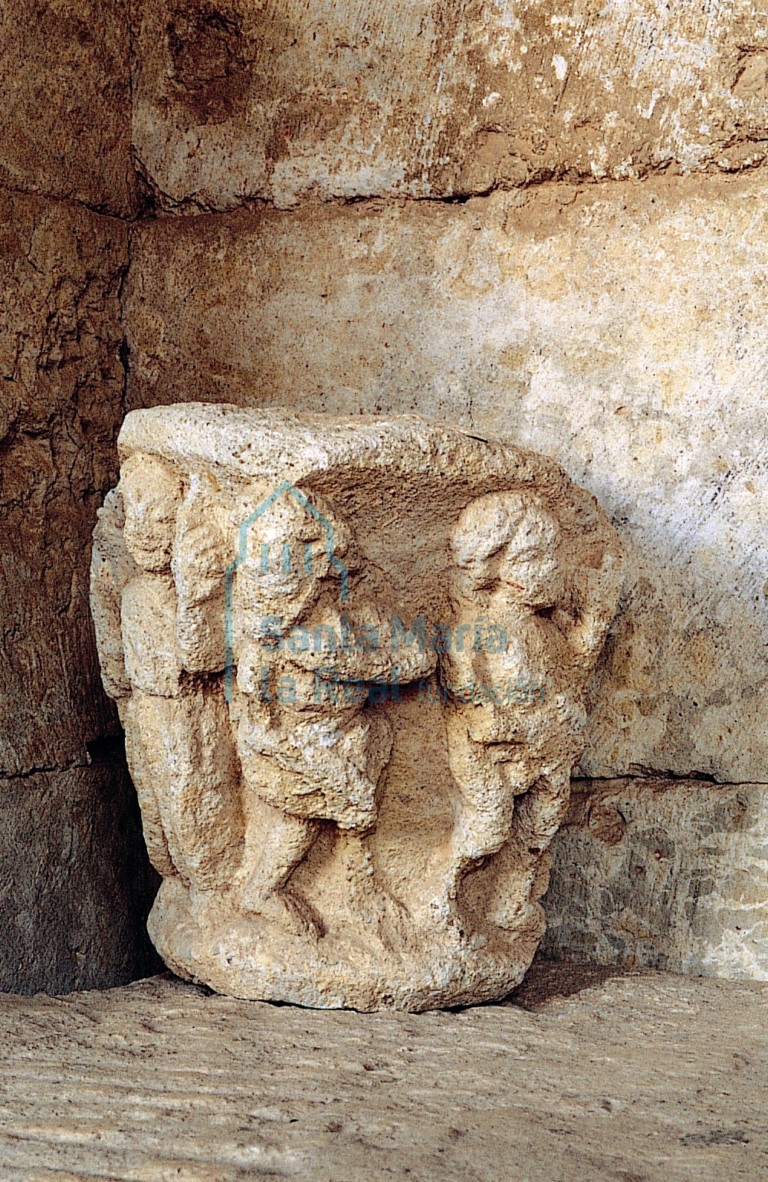 Capitel recogido en el claustro