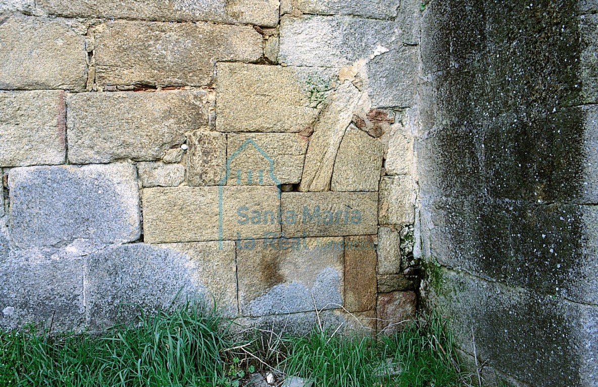 Portada cegada en el muro norte