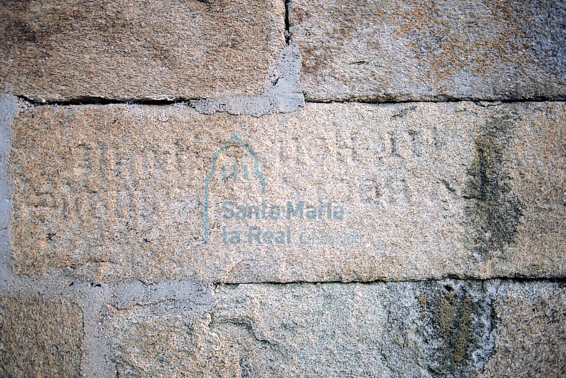 Inscripción en el muro norte dispuesta en posición invertida