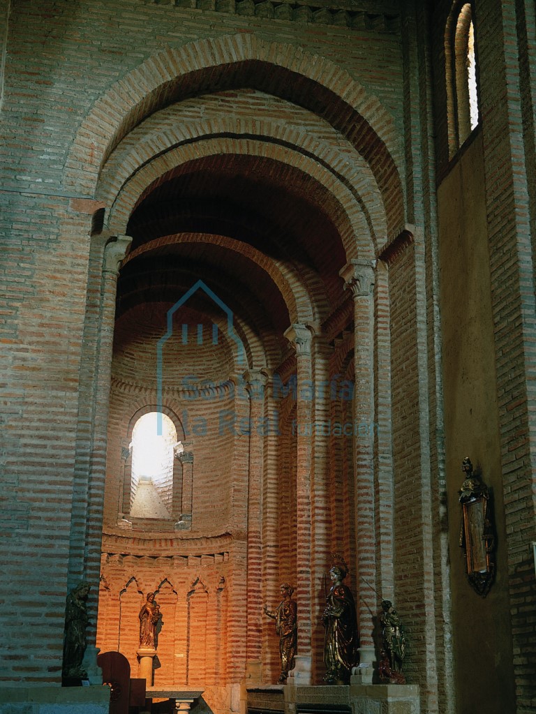 Interior de la capilla de la epístola