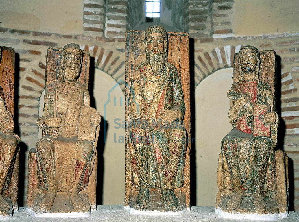 Interior de la capilla mayor: figuras de San Pedro, Teofanía y San Juan