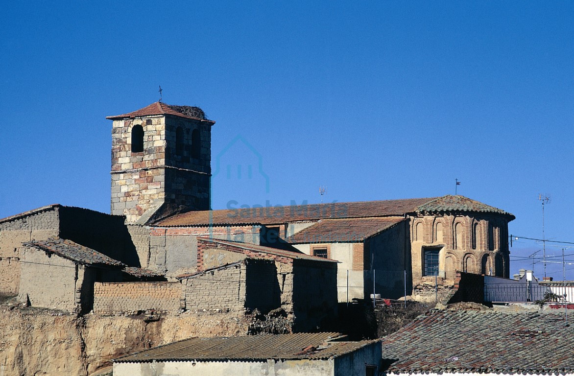 La iglesia dominando el caserío. Vista desde el sur