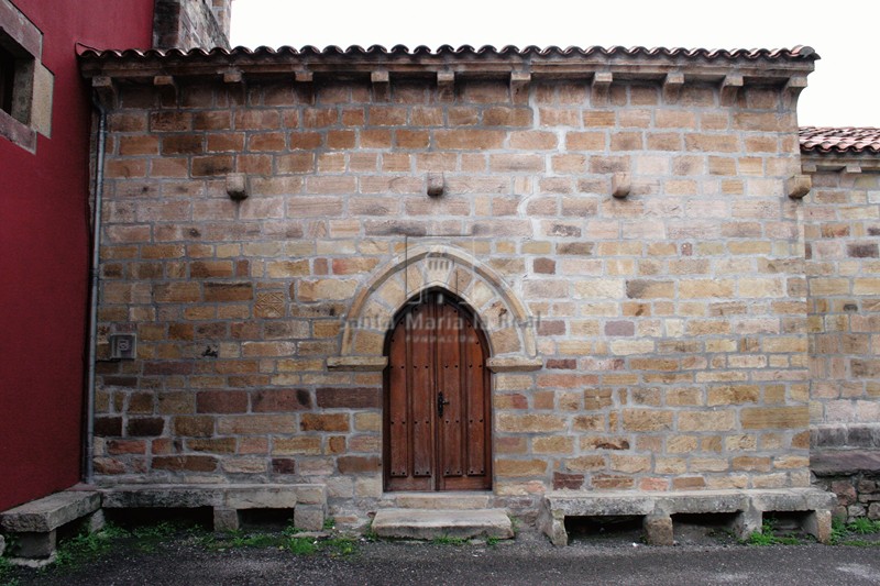 Muro de poniente adosado a la casona de arco apuntado y canecillos de caveto