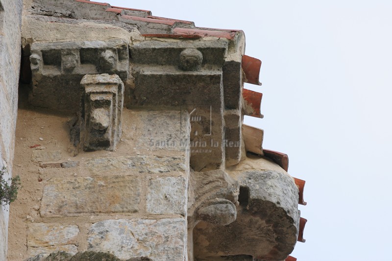 Cornisa y canecillo del muro sur Cornisa y canecillo del muro sur