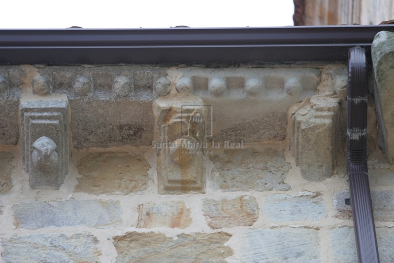 Canecillos del muro norte
