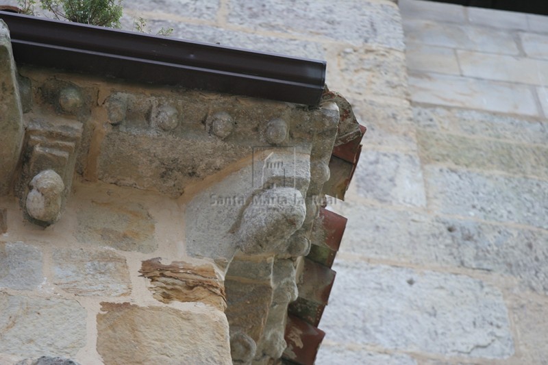Cornisa y canecillo del muro norte