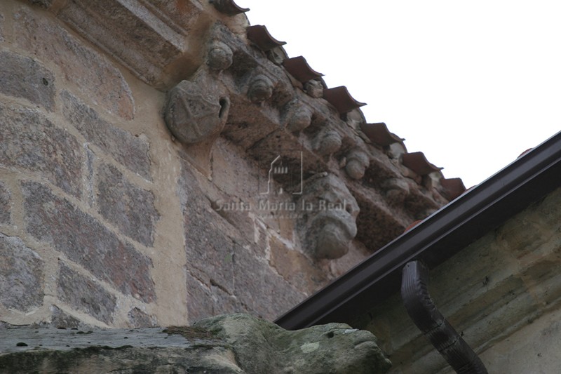 Cornisa y canecillos del muro norte