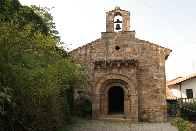 Vista de la fachada occidental de la ermita, situada hoy en Molledo