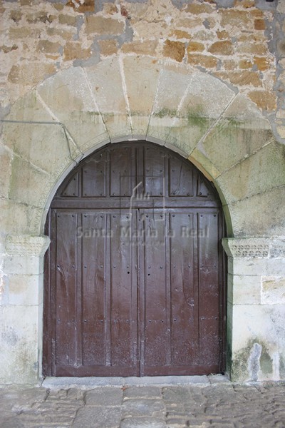 Portada antigua con restos románicos en sus cimacios