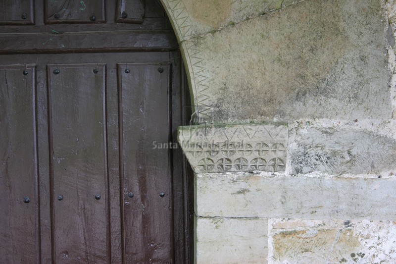 Detalle del cimacio de la portada