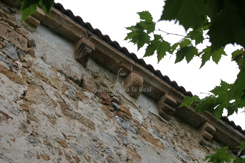 Detalle de la cornisa y sus canecillos