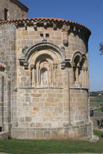 Vista del ábside con chambrana no románica