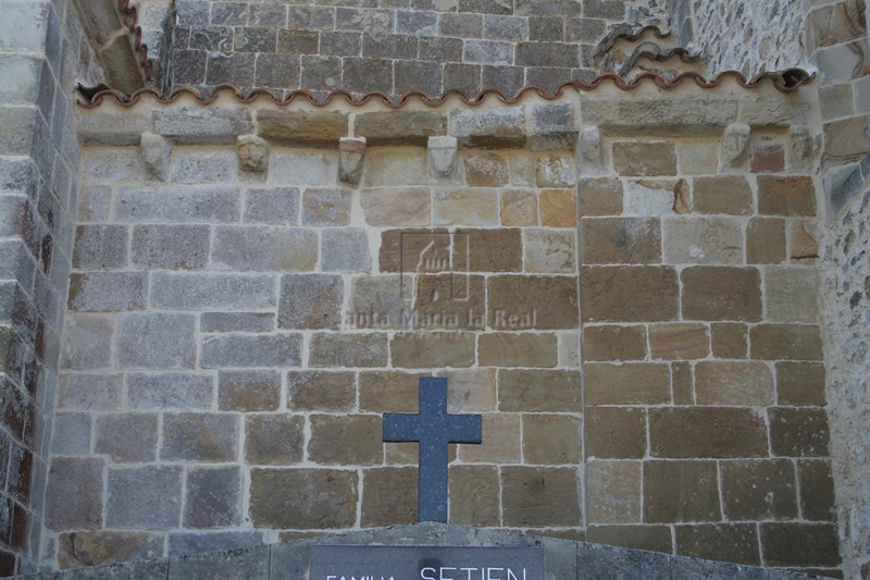 Cornisa del lado del cementerio