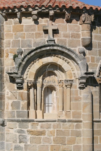 Detalle de la primera calle del ábside, con vano enmarcado en chambrana barroca