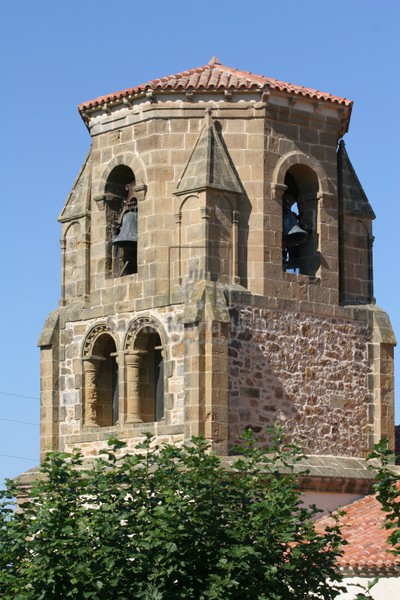 Vista general de la  torre nerrománica