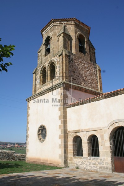 Vista general del exterior de la iglesia con su torre nerrománica