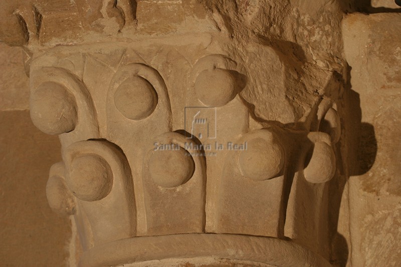 Capitel con decoración a base de  bolas