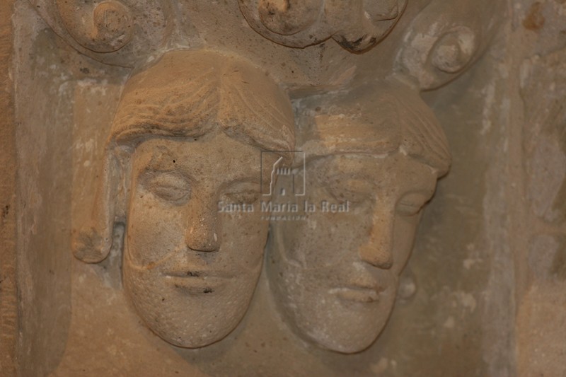 Detalle de un capitel con cabezas
