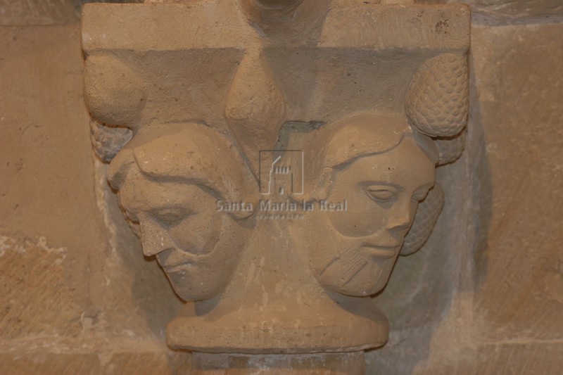 Capitel con cabezas de la arqueía inferior