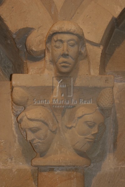 Capitel con cabezas de la arqueía inferior