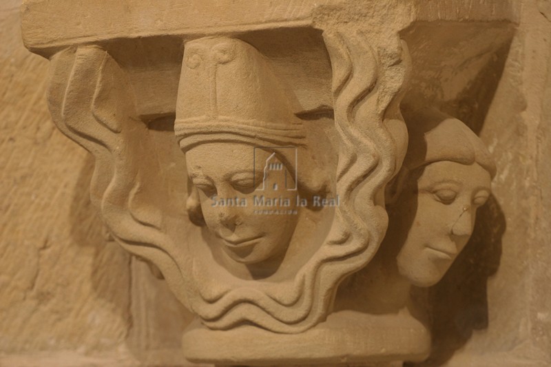 Capitel con cabezas de la arqueía inferior