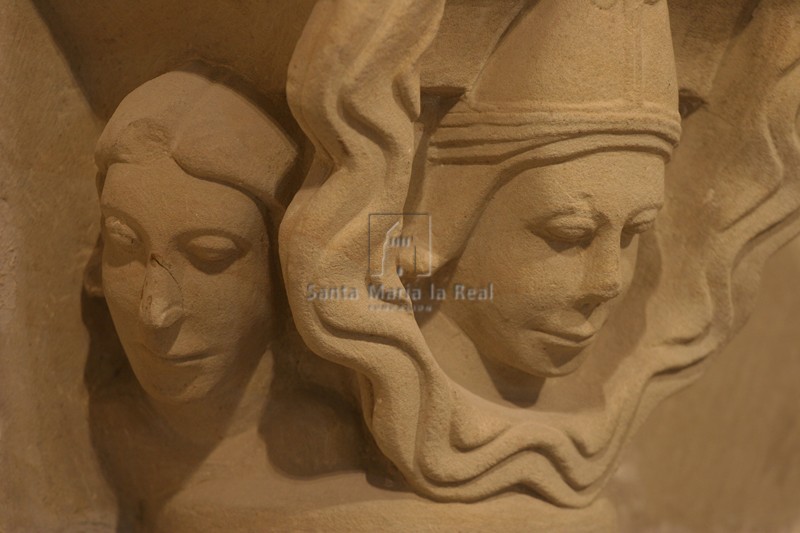 Detalle capitel con cabezas de la arqueía inferior
