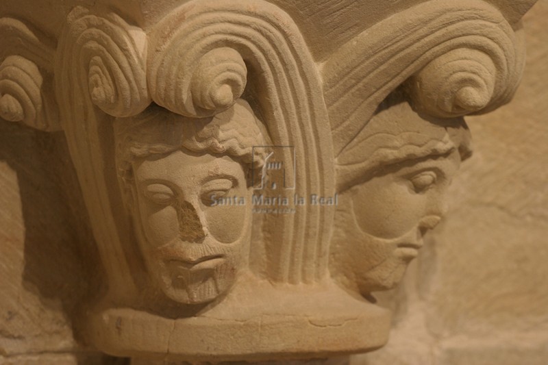 Detalle capitel con cabezas de la arqueía inferior