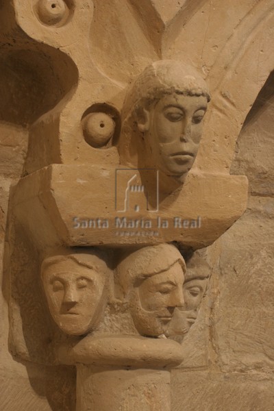 Detalle capitel con cabezas de la arqueía inferior Detalle capitel con cabezas de la arqueía inferior