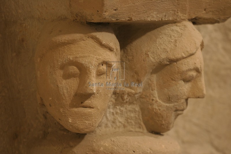 Detalle capitel con cabezas de la arqueía inferior Detalle capitel con cabezas de la arqueía inferior