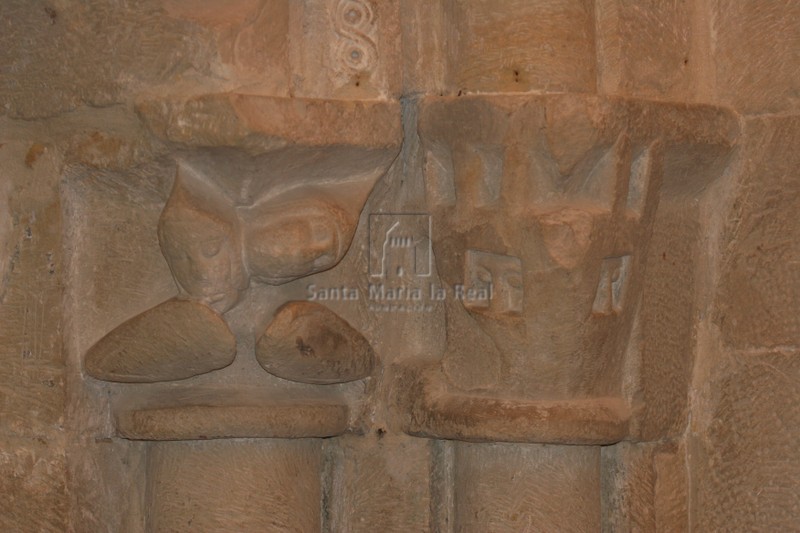 Capiteles con figuras de soldados dormidos y personajes mirando por unas ventanas