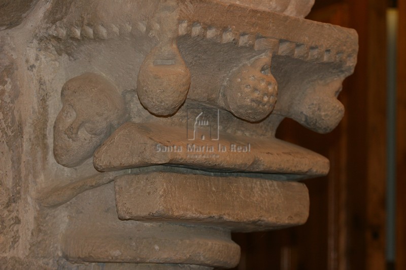 Detalle lateral izquierdo de capitel con lámparas, sepulcro vacio y cabeza de ángel Detalle lateral izquierdo de capitel con lámparas, sepulcro vacio y cabeza de ángel